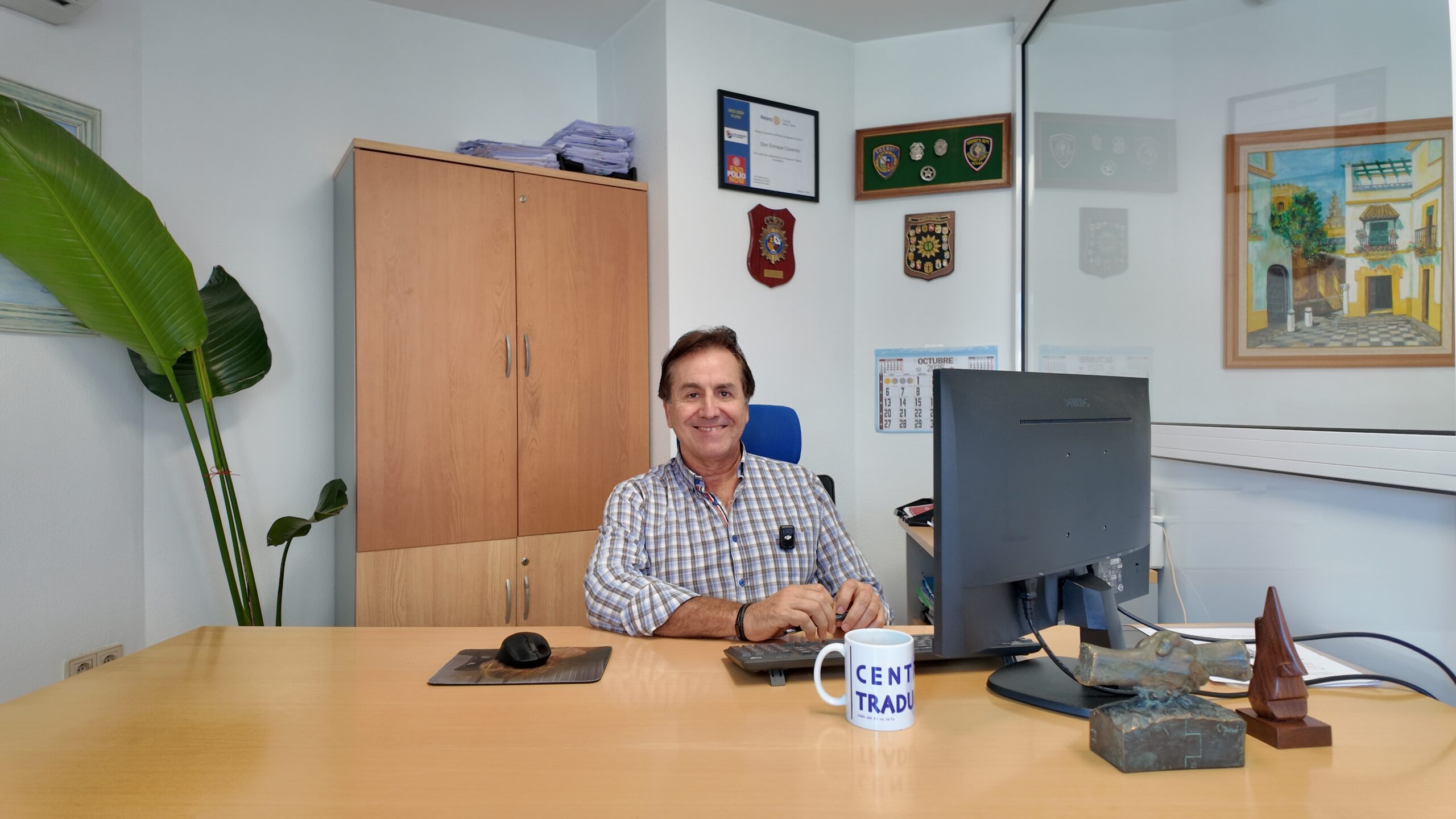 Responsable del Centro de Traducciones trabajando en la oficina de Dénia